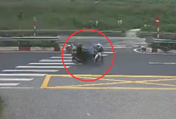 Qua đường thiếu quan sát, hai xe máy va chạm kinh hoàng trên quốc lộ 5