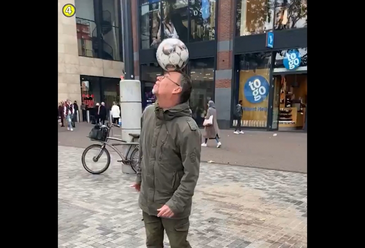 Màn 'nhảy múa với trái bóng' của Ralf Rangnick phiên bản đường phố