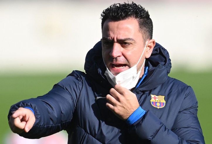 Xavi Hernandez đích thân thị phạm cho các cầu thủ Barca về cách chơi bóng