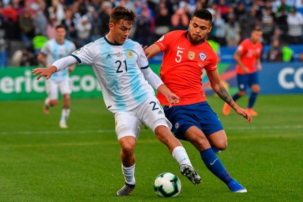 Messi tỏa sáng, Argentina hòa đáng tiếc