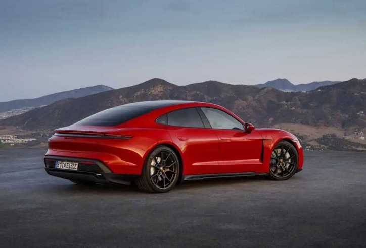 Lợi thế của Porsche và Mercedes trong cuộc đua sản xuất xe điện