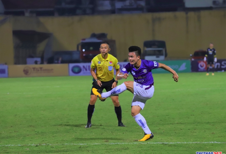 Quang Hải bị hàng phòng ngự trứ danh của Viettel 'bắt chết'
