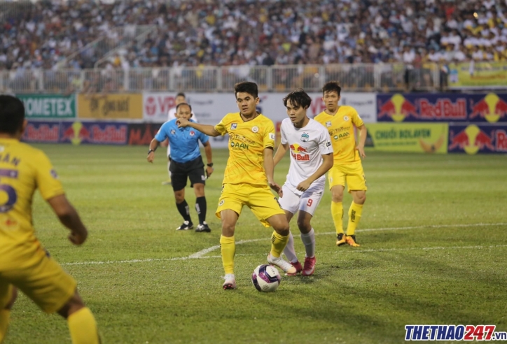 Văn Toàn kiếm penalty xuất sắc, Kiatisak cười tươi rói