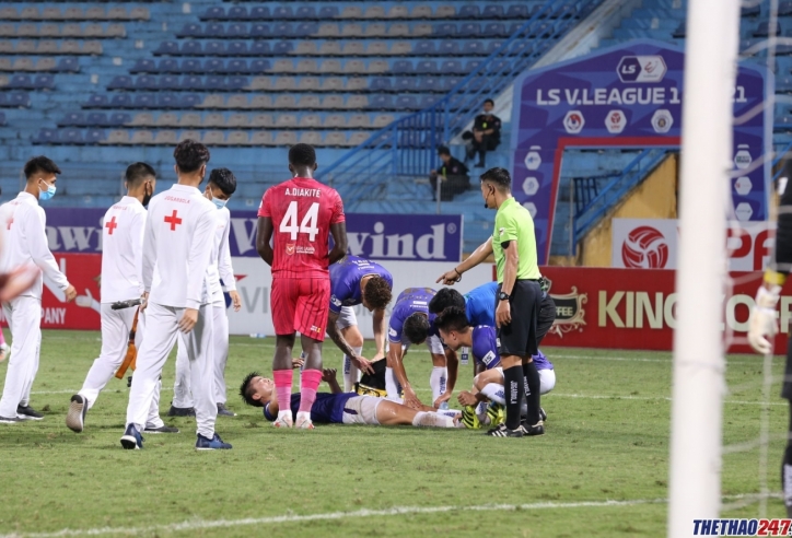 Duy Mạnh bất ngờ gặp chấn thương