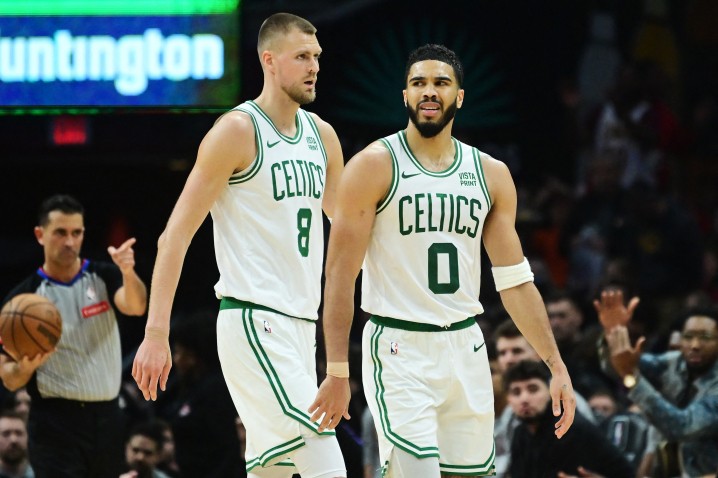 Brian Scalabrine cáo buộc Miami Heat cố tình làm tổn thương Jayson Tatum