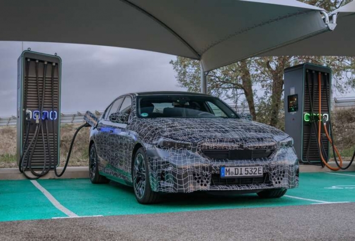 BMW i5 phiên bản thuần điện lộ diện trước ngày ra mắt