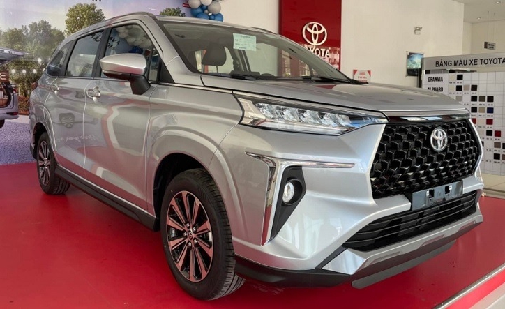 Toyota Veloz Cross tiếp tục giảm giá 'kịch sàn', quyết đua doanh số với Xpander