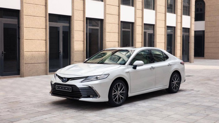 Toyota Camry tiếp tục giảm giá khủng, quyết giữ vững ngôi vương doanh số