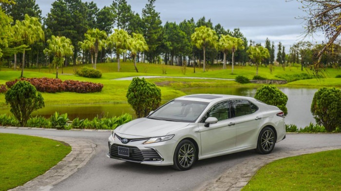Toyota Camry dò 'đáy' giá mới, quyết giữ vững vị trí top 1 phân khúc