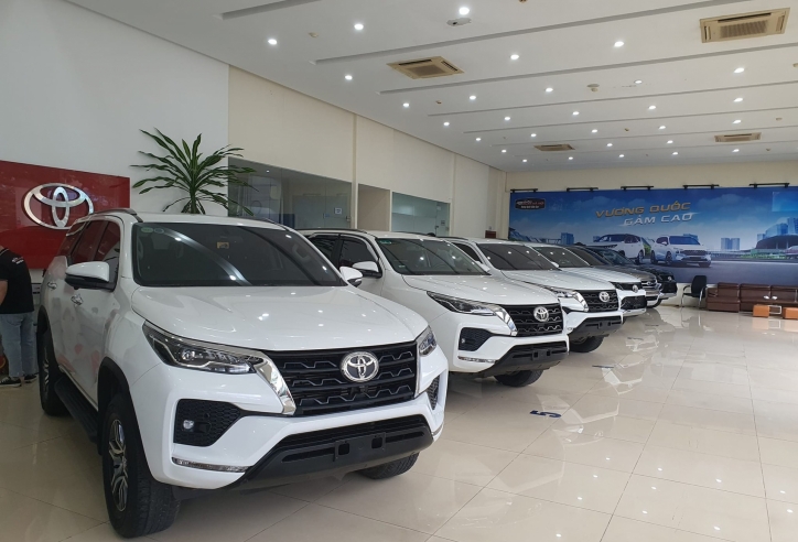 Toyota Fortuner giảm giá cực 'sốc', quyết đua doanh số với Ford Everest