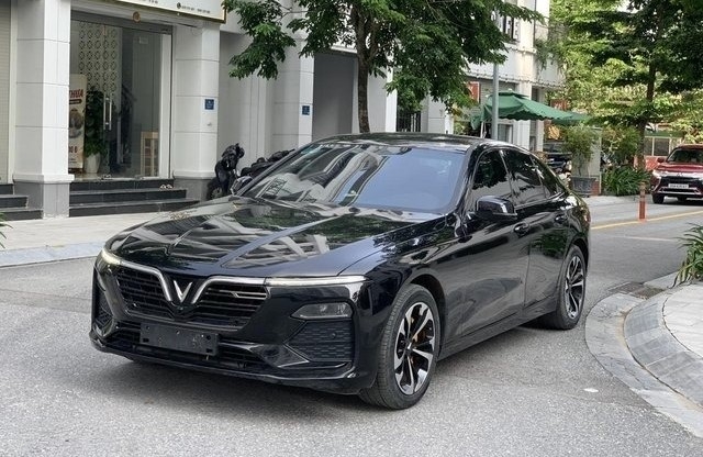 VinFast Lux A2.0 cũ giảm giá 'kịch sàn' trong tháng Ngâu, chỉ còn 'nhỉnh' 500 triệu đồng