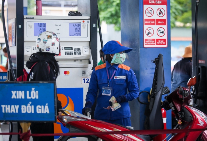 Giá xăng trong nước giảm mạnh đến gần 1.000 đồng/lít