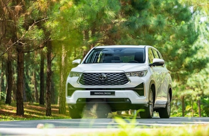 Toyota Innova Cross khan hàng, đại lý chào bán 'bia kèm lạc' 40 - 50 triệu đồng