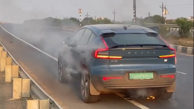 Xe điện hạng sang của Volvo bất ngờ bốc cháy khi đang chạy trên đường