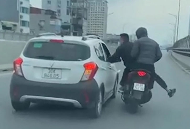 Tạm giữ 2 thanh niên lái xe máy tạt đầu ô tô, hành hung tài xế trên đường vành đai 2