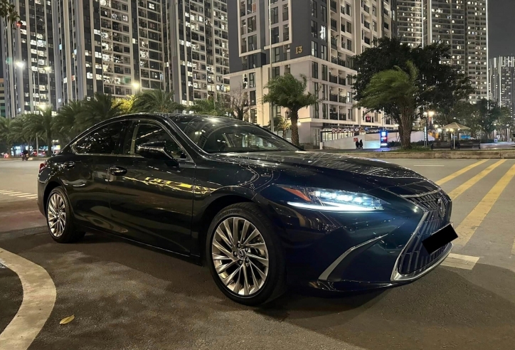 Sử dụng 2 năm, Lexus ES 300h 'ăn xăng như ngửi' lên sàn xe cũ với giá bán khó tin