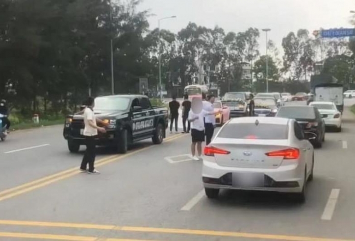 Tạm giữ bằng lái của 4 tài xế lái xe sang ngang nhiên dừng đỗ giữa đường chụp ảnh cưới