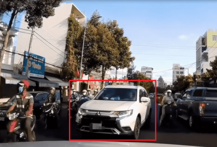 Cố tình lấn làn, tài xế Mitsubishi Outlander mất gấp 10 lần thời gian chờ đèn
