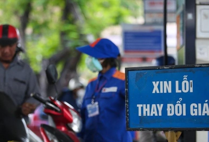 Giá xăng trong nước giảm sốc đến gần 1.500 đồng/lít