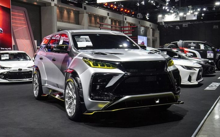 Chiêm ngưỡng Toyota Fortuner 'khoác' bộ bodykit mang phong cách xe đua cực 'chiến'