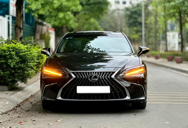 Lexus ES 300h 2022 lăn bánh 2 năm được chủ nhân bán lại với giá không ngờ