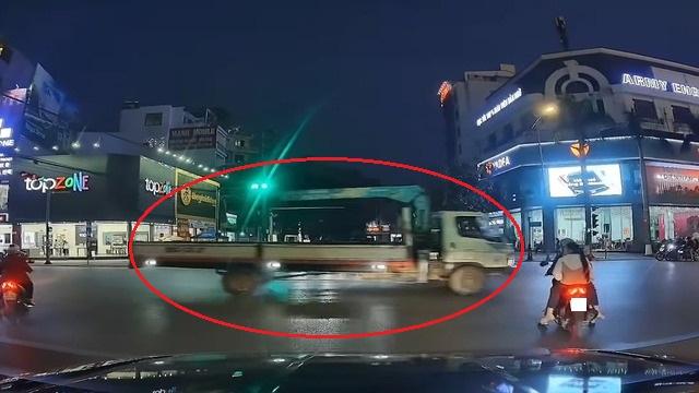 Phẫn nộ tài xế xe cẩu bất chấp luật giao thông, vượt đèn đỏ suýt gây tai nạn