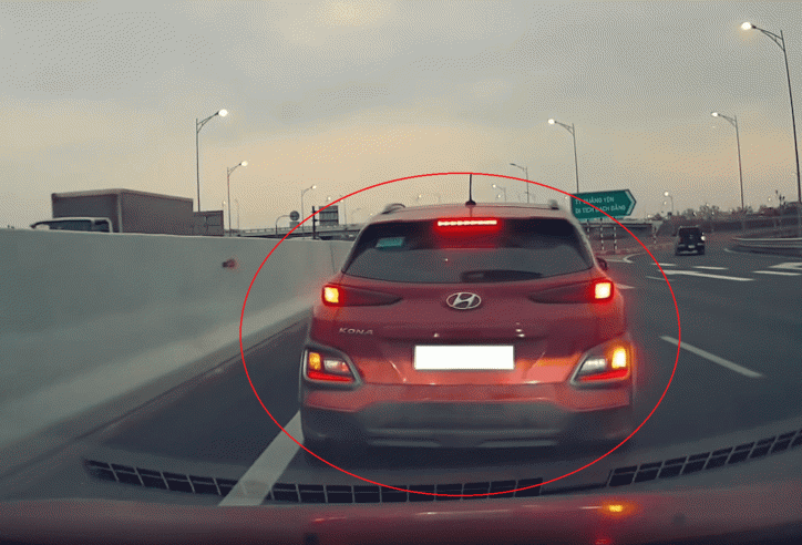 Nữ tài xế suýt gây tai nạn liên hoàn khi chuyển làn bất cẩn trên cao tốc