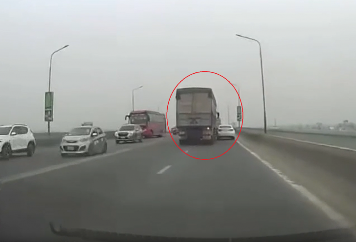 Phẫn nộ xe tải chuyển làn thiếu quan sát trên cầu khiến ô tô con suýt gặp nạn