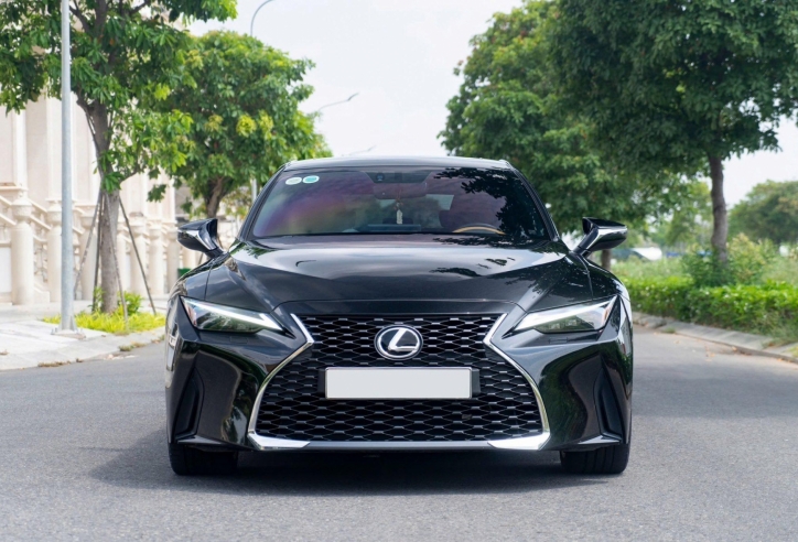 Sau 4 năm sử dụng, Lexus IS 300 2021 được chủ nhân bán lại với giá khó tin