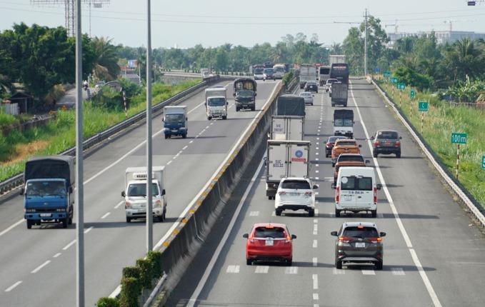 Tình trạng xe 'ôm làn trái chạy rùa' gây bức xúc: Ý thức tài xế và bài toán xử phạt