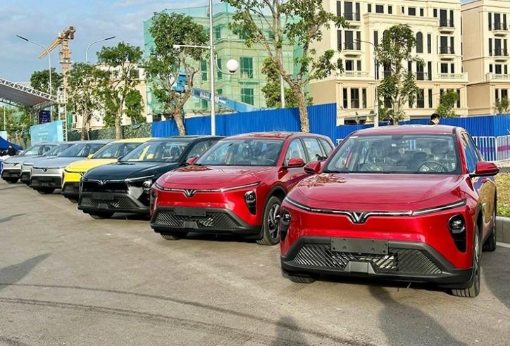 VinFast chính thức giao lô xe điện Limo Green đầu tiên đến tay người dùng Việt