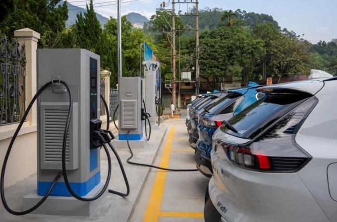 Trụ sạc xe điện sẽ phải ghi nhãn đầy đủ 16 thông tin kỹ thuật bắt buộc