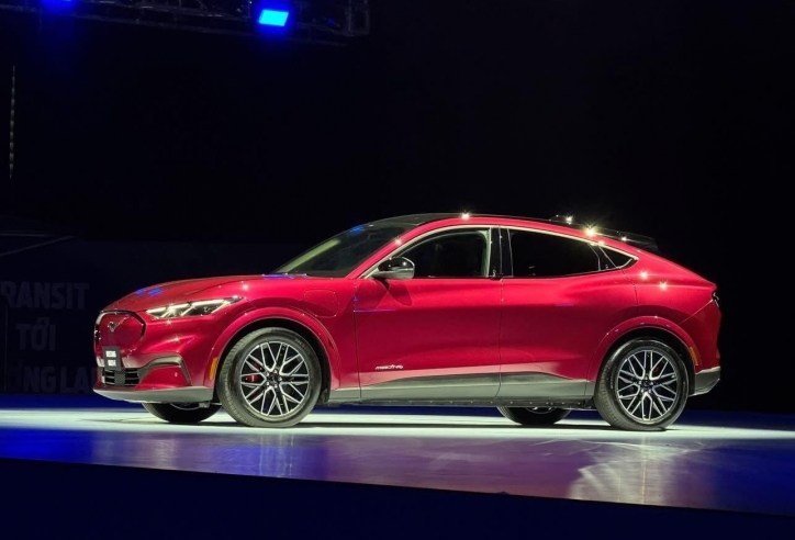 Xe điện Ford Mustang Mach-E ra mắt Việt Nam, giá đặc biệt 2,499 tỷ đồng cho 300 khách hàng đầu tiên