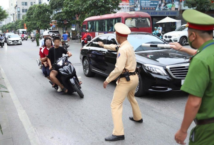 CSGT Hà Nội xử lý nhiều học sinh chạy xe máy không biển số, không đội mũ bảo hiểm