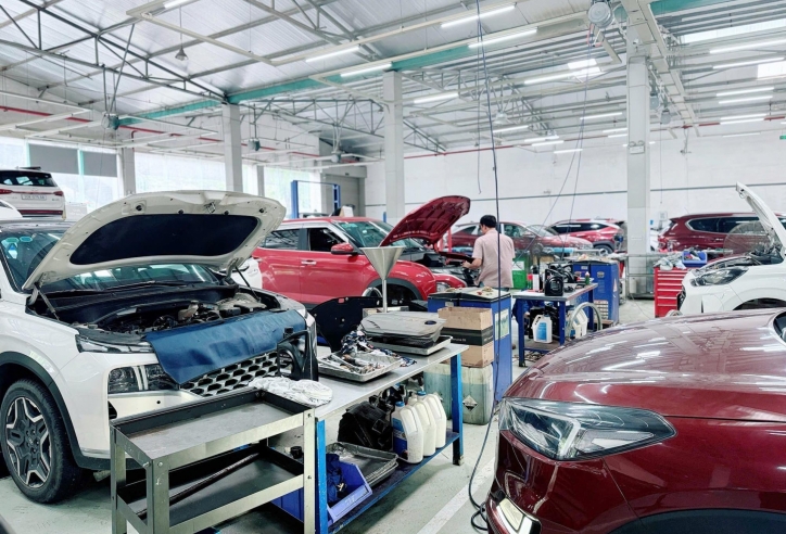 Các garage tại Hà Nội kín chỗ, xe ngập nước xếp hàng dài chờ 'khám bệnh'