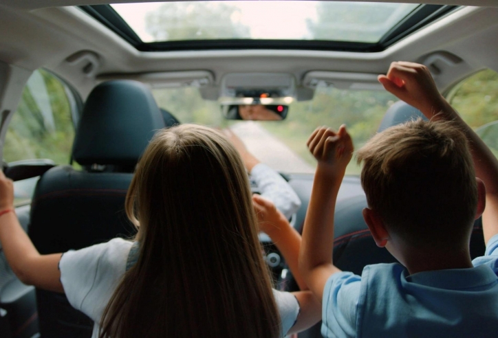 Từ 1/1/2026, trẻ dưới 10 tuổi và cao dưới 1,35m không được ngồi ghế trước ô tô