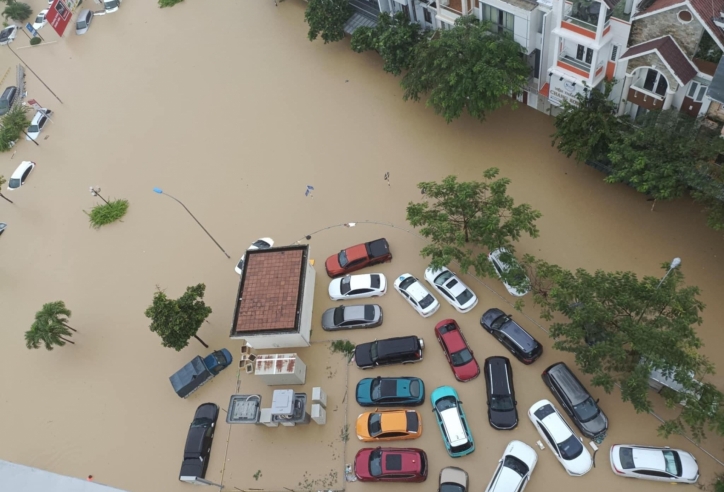 Mưa lớn nhấn chìm nhiều khu vực ở Nha Trang, hàng trăm ô tô ngập trong nước lũ