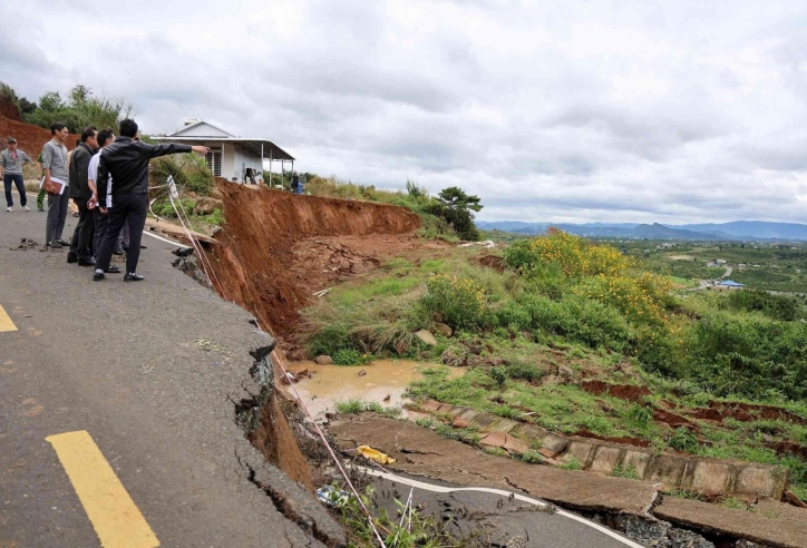 Mưa lũ gây sạt lở nghiêm trọng ở Tây Nguyên - Nam Trung Bộ, nhiều tuyến đường bị chia cắt