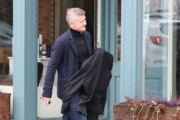 HLV Solskjaer vẫn chưa rời Manchester, có hành động bất ngờ với MU