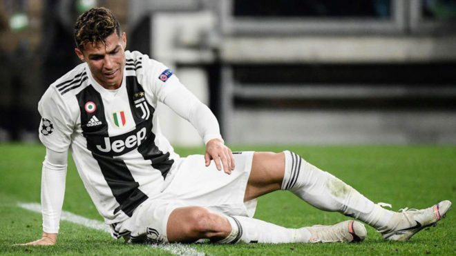 Tin HOT bóng đá 24/12: Ronaldo bị chỉ trích cực nặng, Lewy đòi lại công bằng từ tay Messi