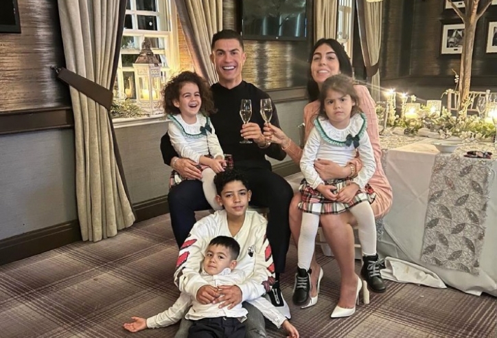 Ronaldo rạng rỡ bên gia đình ngày đầu năm, tự nhận không hạnh phúc tại MU
