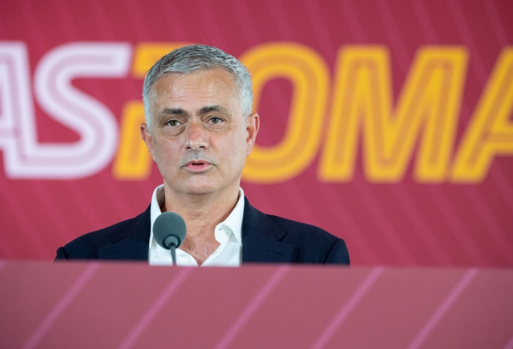 Đặt chân tới Milan, Mourinho bất ngờ tiết lộ về tương lai sau khi rời Roma