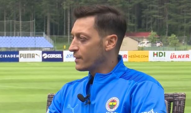Xem xong trận Man City vs Real, Ozil chỉ đích danh người sẽ đoạt QBV 2022