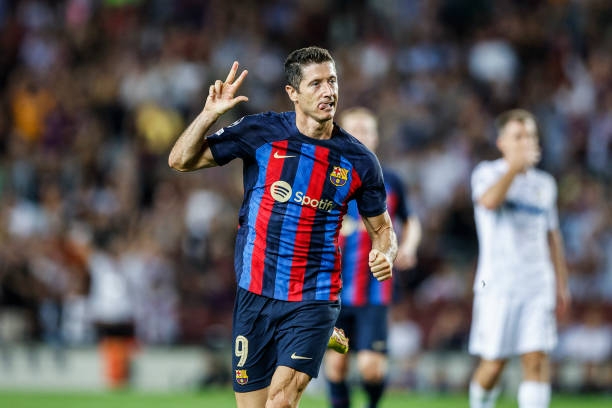 Barca hủy diệt Viktoria, Lewandowksi lập hattrick gửi 'chiến thư' tới đội bóng cũ