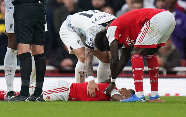 Jesus mất ý thức, đổ gục xuống sân nằm bất tỉnh trong trận đấu với Liverpool