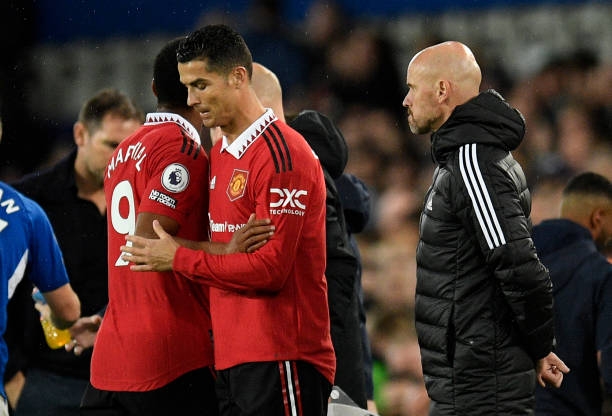 Ten Hag vui sướng nhưng hứa sẽ không quên trừng phạt Ronaldo