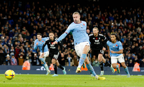 Haaland giải cứu nghẹt thở, Man City lên đỉnh BXH với chỉ 10 người trên sân