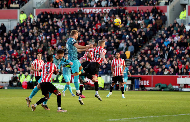Tottenham và Brentford rượt đuổi tỉ số nghẹt thở trong ngày Ngoại hạng Anh trở lại
