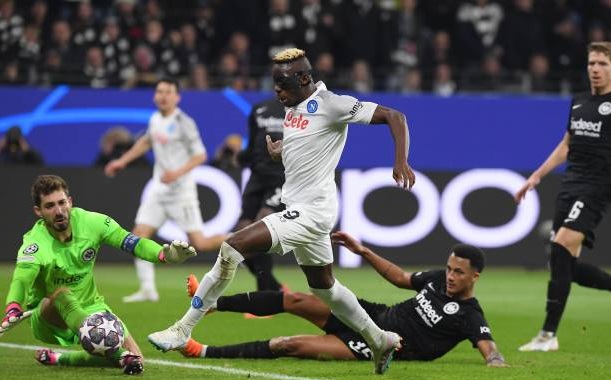 Chơi hơn người, Napoli thắng dễ Frankfurt để tạo lợi thế lớn trước lượt về