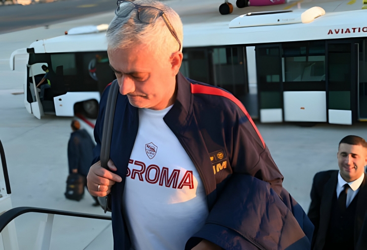 VIDEO: HLV Mourinho nghẹn ngào chia tay CĐV AS Roma